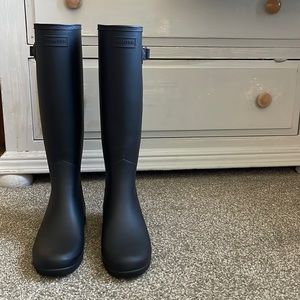 New, never worn 9M tall Hunter boots in Onyx.